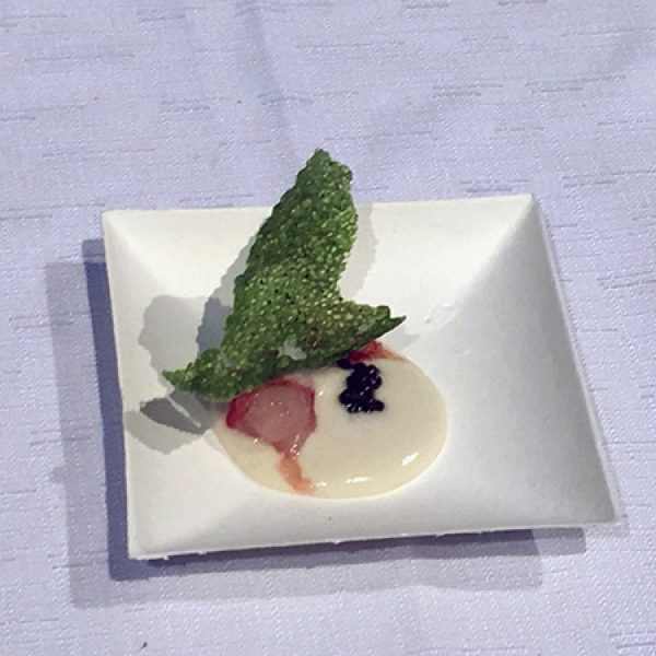 Ajoblanco, gamba roja y caviar con chips de Plancton.